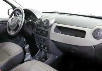 Подержанный автомобиль Renault Sandero 2014 года (5 фото)