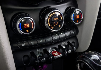 Подержанный автомобиль MINI Hatch 2016 года (20 фото)