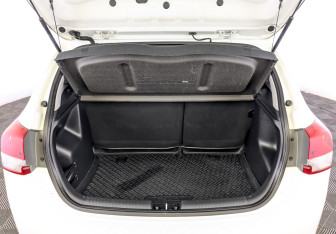 Подержанный автомобиль Kia Rio Hatchback 2017 года (10 фото)