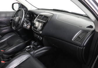 Подержанный автомобиль Mitsubishi ASX 2014 года (10 фото)