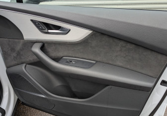 Подержанный автомобиль Audi Q7 2021 года (23 фото)