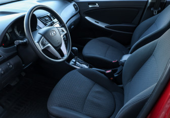 Подержанный автомобиль Hyundai Solaris Hatchback 2012 года (15 фото)