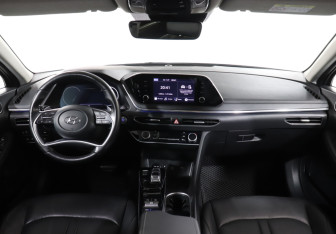 Подержанный автомобиль Hyundai Sonata 2022 года (12 фото)