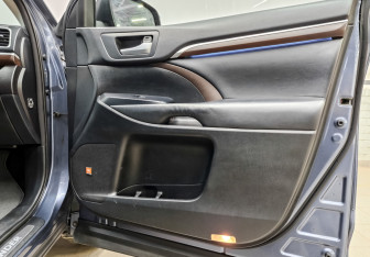 Подержанный автомобиль Toyota Highlander 2014 года (23 фото)