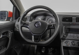 Подержанный автомобиль Volkswagen Polo Sedan 2017 года (15 фото)