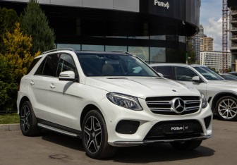 Подержанный автомобиль Mercedes-Benz GLE 2016 года (2 фото)