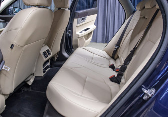 Подержанный автомобиль Jaguar XF Sedan 2016 года (12 фото)