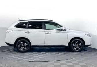 Подержанный автомобиль Mitsubishi Outlander 2013 года (4 фото)