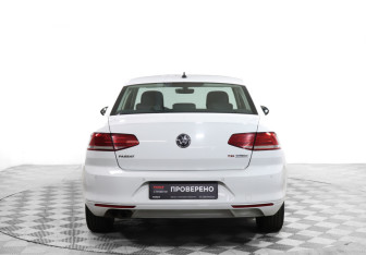 Подержанный автомобиль Volkswagen Passat Sedan 2017 года (6 фото)