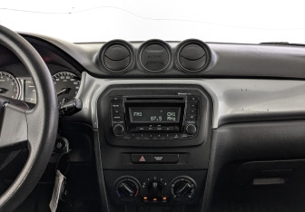 Подержанный автомобиль Suzuki Vitara 2016 года (17 фото)