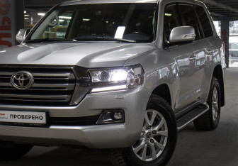 Подержанный автомобиль Toyota Land Cruiser Suv 2015 года (23 фото)