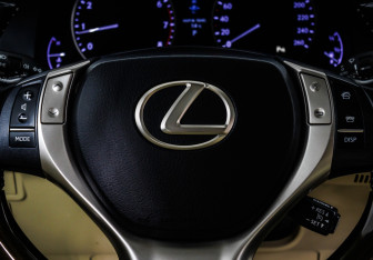 Подержанный автомобиль Lexus ES 2015 года (11 фото)