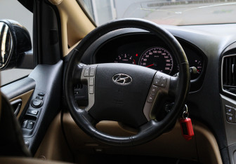 Подержанный автомобиль Hyundai H-1 2018 года (11 фото)