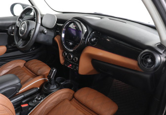 Подержанный автомобиль MINI Hatch 2021 года (10 фото)