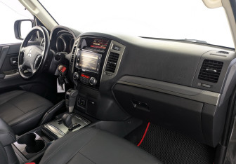 Подержанный автомобиль Mitsubishi Pajero 2017 года (21 фото)