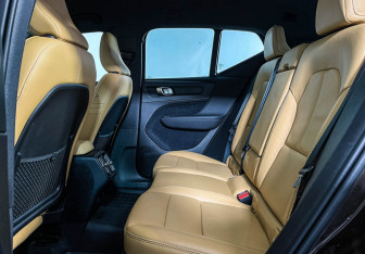 Подержанный автомобиль Volvo XC40 2019 года (10 фото)