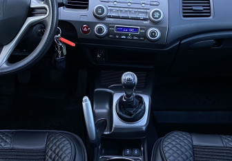 Подержанный автомобиль Honda Civic Sedan 2009 года (13 фото)