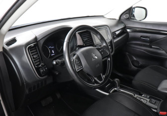 Подержанный автомобиль Mitsubishi Outlander 2019 года (10 фото)