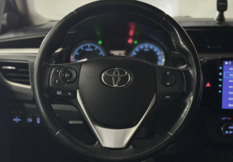 Подержанный автомобиль Toyota Corolla Sedan 2013 года (11 фото)