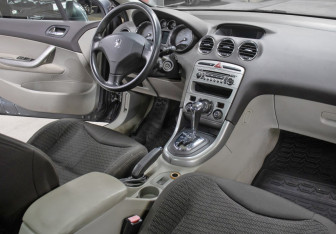 Подержанный автомобиль Peugeot 308 Wagon 2008 года (11 фото)