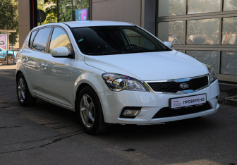 Подержанный автомобиль Kia Ceed Hatchback 2010 года (3 фото)