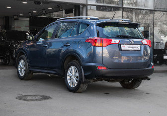 Подержанный автомобиль Toyota RAV4 2013 года (6 фото)