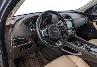 Подержанный автомобиль Jaguar F-Pace 2019 года (15 фото)