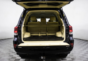 Подержанный автомобиль Toyota Land Cruiser Suv 2016 года (14 фото)