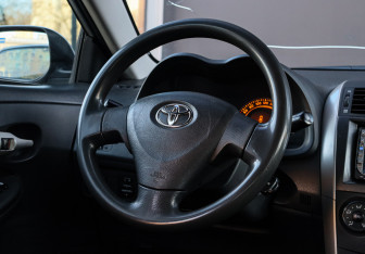 Подержанный автомобиль Toyota Corolla Sedan 2007 года (11 фото)