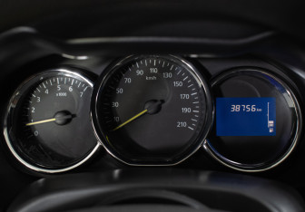 Подержанный автомобиль Renault Duster 2017 года (12 фото)