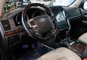 Подержанный автомобиль Toyota Land Cruiser Suv 2009 года (15 фото)