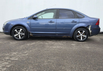 Подержанный автомобиль Ford Focus Sedan 2005 года (8 фото)