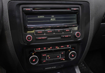 Подержанный автомобиль Volkswagen Jetta Sedan 2012 года (19 фото)