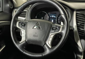 Подержанный автомобиль Mitsubishi Pajero Sport 2019 года (14 фото)