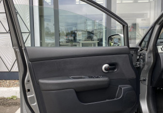 Подержанный автомобиль Nissan Tiida Hatchback 2012 года (15 фото)