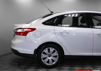 Подержанный автомобиль Ford Focus Sedan 2013 года (17 фото)