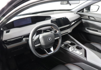 Подержанный автомобиль Changan UNI-V 2023 года (9 фото)