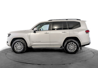 Подержанный автомобиль Toyota Land Cruiser Suv 2023 года (8 фото)