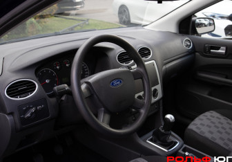 Подержанный автомобиль Ford Focus Wagon 2006 года (10 фото)
