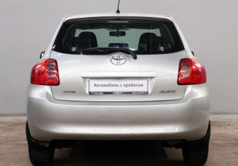 Подержанный автомобиль Toyota Auris Hatchback 2008 года (6 фото)