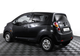 Подержанный автомобиль Chevrolet Spark 2011 года (7 фото)