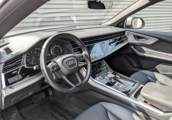 Подержанный автомобиль Audi Q8 2021 года (16 фото)