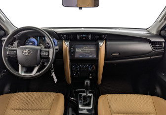 Подержанный автомобиль Toyota Fortuner 2022 года (14 фото)