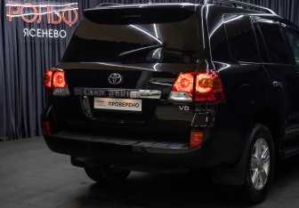 Подержанный автомобиль Toyota Land Cruiser Suv 2015 года (25 фото)