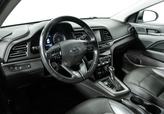 Подержанный автомобиль Hyundai Elantra Sedan 2019 года (11 фото)