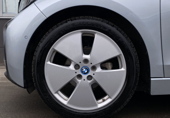 Подержанный автомобиль BMW i3 2017 года (9 фото)
