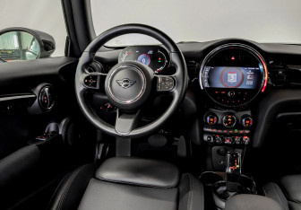 Подержанный автомобиль MINI Hatch 2021 года (28 фото)