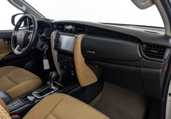 Подержанный автомобиль Toyota Fortuner 2022 года (13 фото)