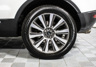 Подержанный автомобиль Land Rover Range Rover Evoque 2015 года (19 фото)