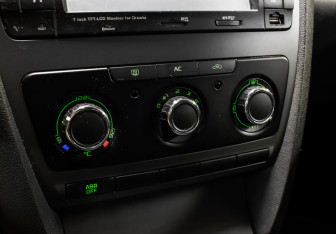 Подержанный автомобиль Skoda Octavia Liftback 2010 года (18 фото)